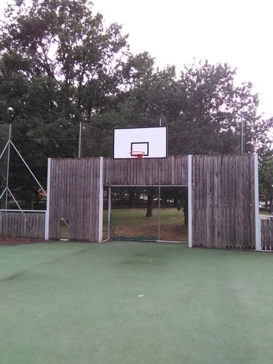 <p>A pista polideportiva de Currelos presenta un estado de abandono absoluto xa que parte da estructura de<br />
madeira est&aacute; rota, as redes das porter&iacute;a soltas, as redes de protecci&oacute;n non existen ou est&aacute;n rotas, hai aramios<br />
onde se poden mancar @s usuari@s, a pista est&aacute; chea de lixo etc, seg&uacute;n se pode apreciar na seguinte<br />
reportaxe fotogr&aacute;fica.</p>

<p>Por todo iso, o Grupo do BNG, solicita:<br />
Que se proceda &aacute; limpeza e arranxo de dita pista polideportiva coa maior brevidade posible.</p>
