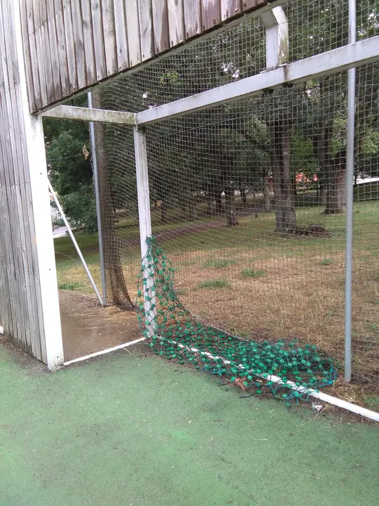 <p>A pista polideportiva de Currelos presenta un estado de abandono absoluto xa que parte da estructura de<br />
madeira est&aacute; rota, as redes das porter&iacute;a soltas, as redes de protecci&oacute;n non existen ou est&aacute;n rotas, hai aramios<br />
onde se poden mancar @s usuari@s, a pista est&aacute; chea de lixo etc, seg&uacute;n se pode apreciar na seguinte<br />
reportaxe fotogr&aacute;fica.</p>

<p>Por todo iso, o Grupo do BNG, solicita:<br />
Que se proceda &aacute; limpeza e arranxo de dita pista polideportiva coa maior brevidade posible.</p>
