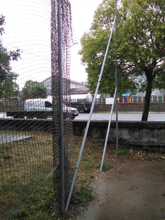 <p>A pista polideportiva de Currelos presenta un estado de abandono absoluto xa que parte da estructura de<br />
madeira est&aacute; rota, as redes das porter&iacute;a soltas, as redes de protecci&oacute;n non existen ou est&aacute;n rotas, hai aramios<br />
onde se poden mancar @s usuari@s, a pista est&aacute; chea de lixo etc, seg&uacute;n se pode apreciar na seguinte<br />
reportaxe fotogr&aacute;fica.</p>

<p>Por todo iso, o Grupo do BNG, solicita:<br />
Que se proceda &aacute; limpeza e arranxo de dita pista polideportiva coa maior brevidade posible.</p>
