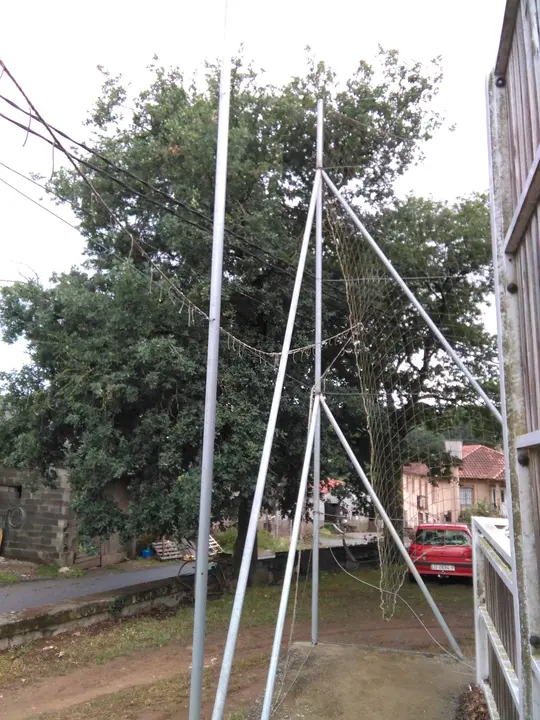 <p>A pista polideportiva de Currelos presenta un estado de abandono absoluto xa que parte da estructura de<br />
madeira est&aacute; rota, as redes das porter&iacute;a soltas, as redes de protecci&oacute;n non existen ou est&aacute;n rotas, hai aramios<br />
onde se poden mancar @s usuari@s, a pista est&aacute; chea de lixo etc, seg&uacute;n se pode apreciar na seguinte<br />
reportaxe fotogr&aacute;fica.</p>

<p>Por todo iso, o Grupo do BNG, solicita:<br />
Que se proceda &aacute; limpeza e arranxo de dita pista polideportiva coa maior brevidade posible.</p>
