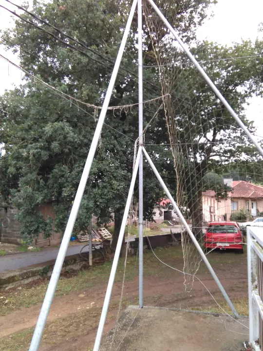 <p>A pista polideportiva de Currelos presenta un estado de abandono absoluto xa que parte da estructura de<br />
madeira est&aacute; rota, as redes das porter&iacute;a soltas, as redes de protecci&oacute;n non existen ou est&aacute;n rotas, hai aramios<br />
onde se poden mancar @s usuari@s, a pista est&aacute; chea de lixo etc, seg&uacute;n se pode apreciar na seguinte<br />
reportaxe fotogr&aacute;fica.</p>

<p>Por todo iso, o Grupo do BNG, solicita:<br />
Que se proceda &aacute; limpeza e arranxo de dita pista polideportiva coa maior brevidade posible.</p>
