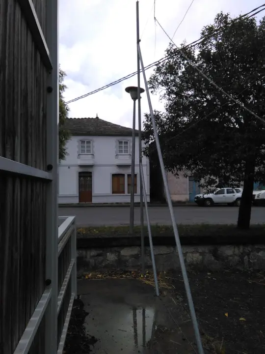 <p>A pista polideportiva de Currelos presenta un estado de abandono absoluto xa que parte da estructura de<br />
madeira est&aacute; rota, as redes das porter&iacute;a soltas, as redes de protecci&oacute;n non existen ou est&aacute;n rotas, hai aramios<br />
onde se poden mancar @s usuari@s, a pista est&aacute; chea de lixo etc, seg&uacute;n se pode apreciar na seguinte<br />
reportaxe fotogr&aacute;fica.</p>

<p>Por todo iso, o Grupo do BNG, solicita:<br />
Que se proceda &aacute; limpeza e arranxo de dita pista polideportiva coa maior brevidade posible.</p>

